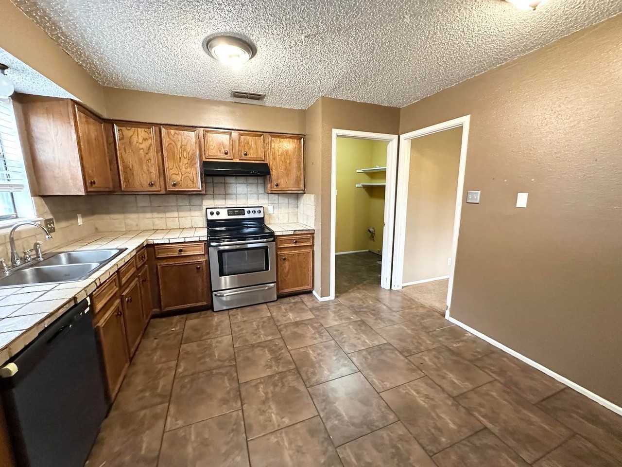 4605 Crenshaw Dr - Photo 5 of 15