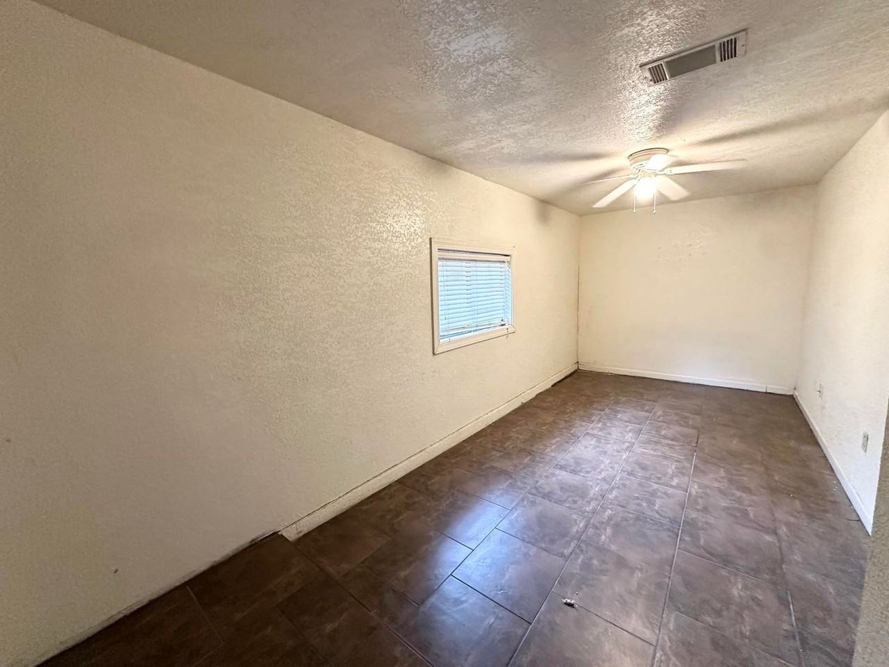 4605 Crenshaw Dr - Photo 6 of 15