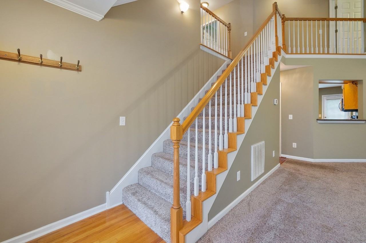 7037 Mooreland Ct - Photo 4 of 41