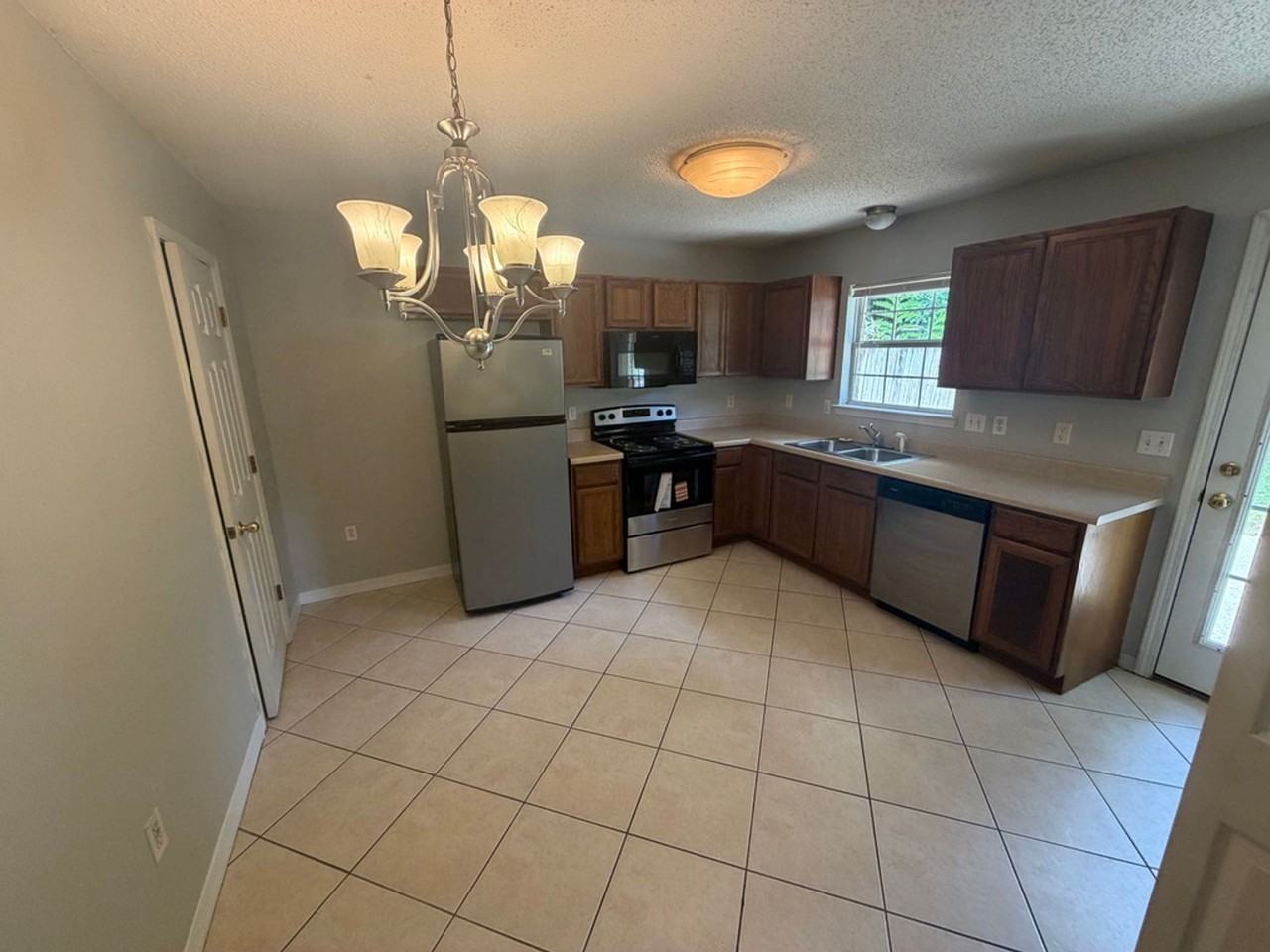 1629 25th St - Photo 5 of 20