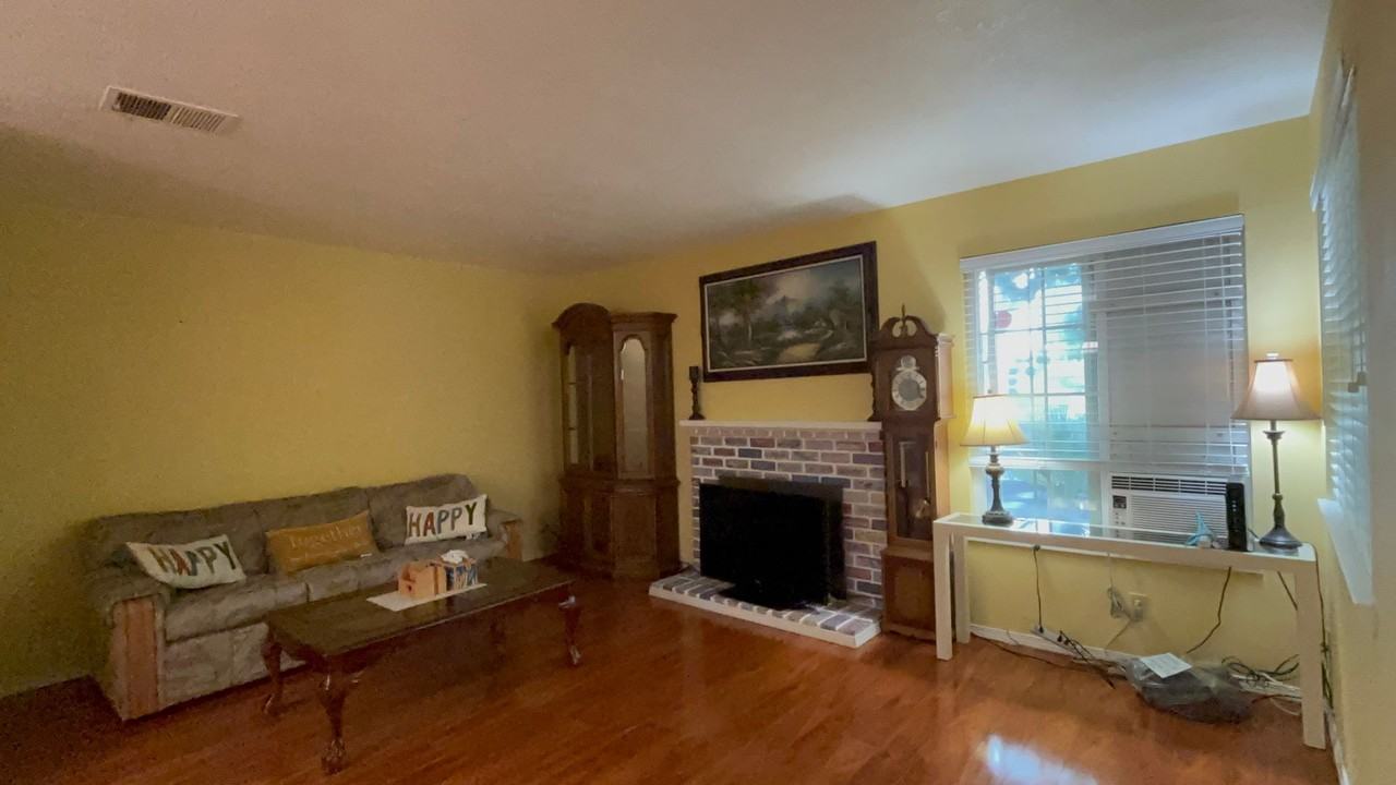 1700 Mahogany Way - Photo 6 of 30