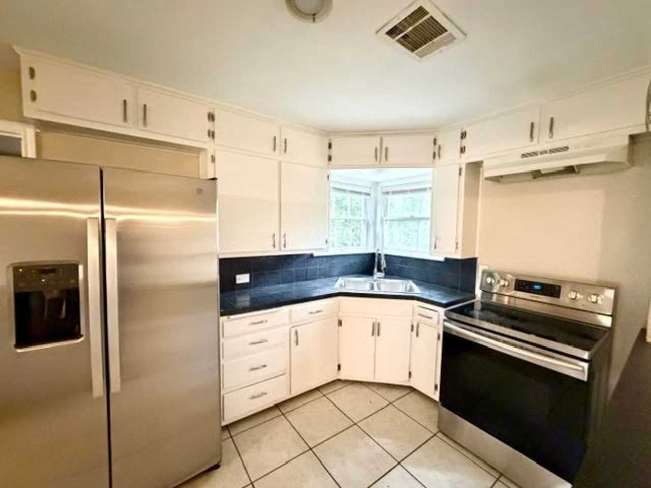 3022 Edmond Ave - Photo 5 of 11