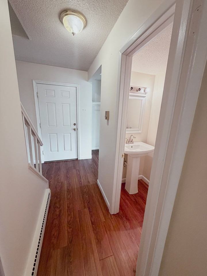 335 Ledgewood Cir - Photo 5 of 15
