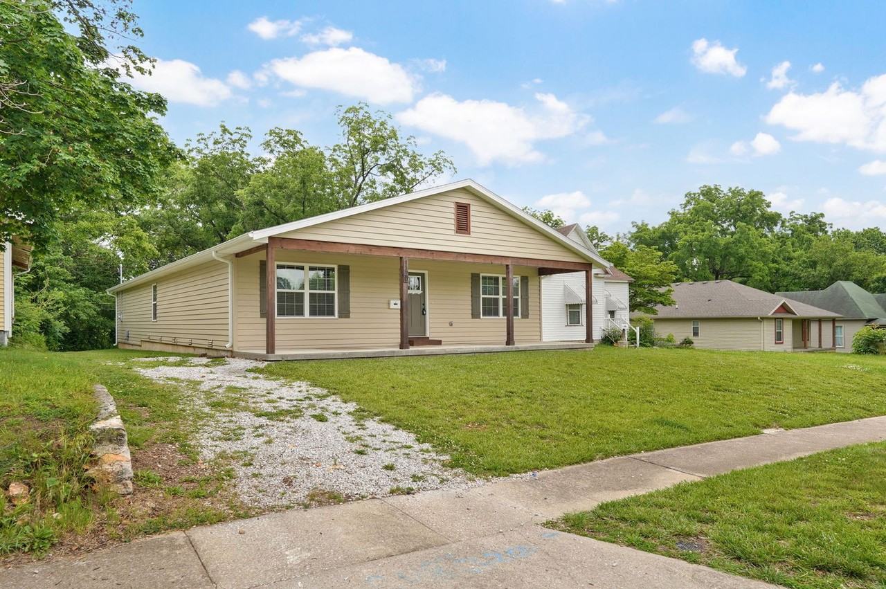1120 N Clay Ave - Photo 2 of 24