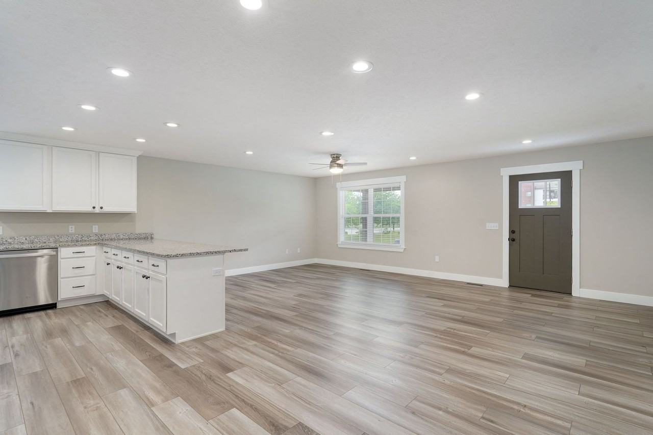 1120 N Clay Ave - Photo 5 of 24