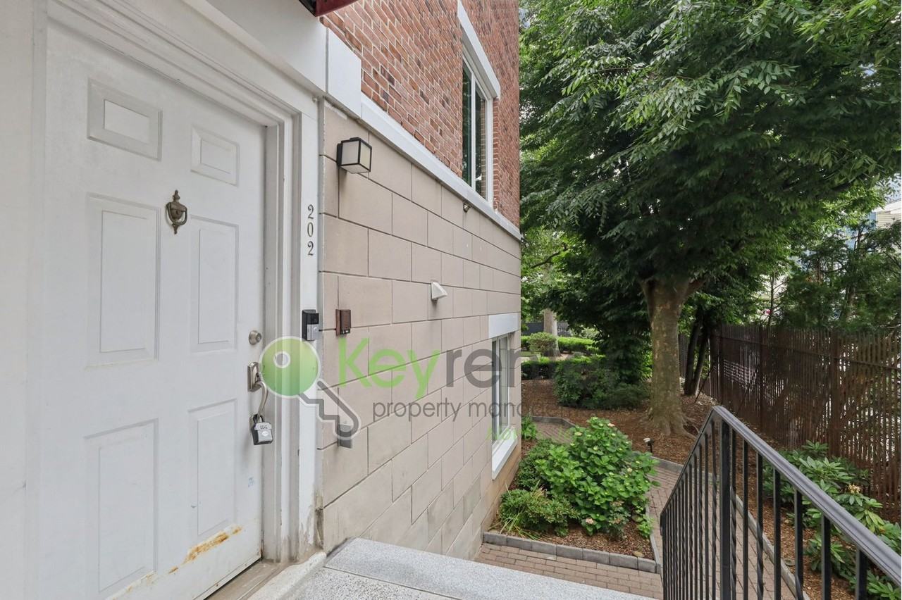 202 Saint Michaels Walk - Photo 2 of 25