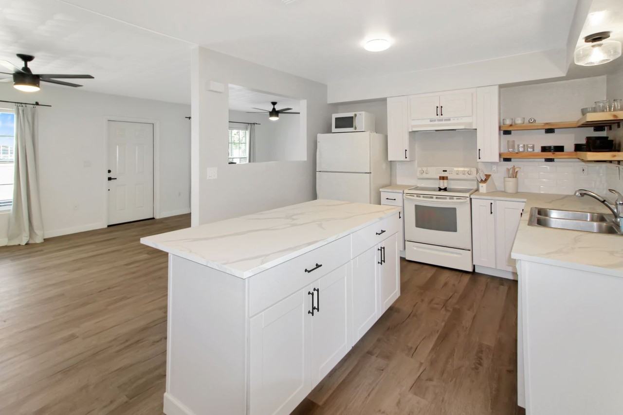 1311 E Gate Dr - Photo 3 of 21