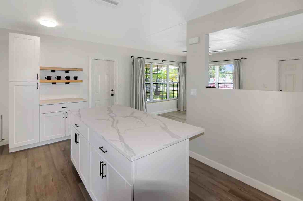 1311 E Gate Dr - Photo 5 of 21
