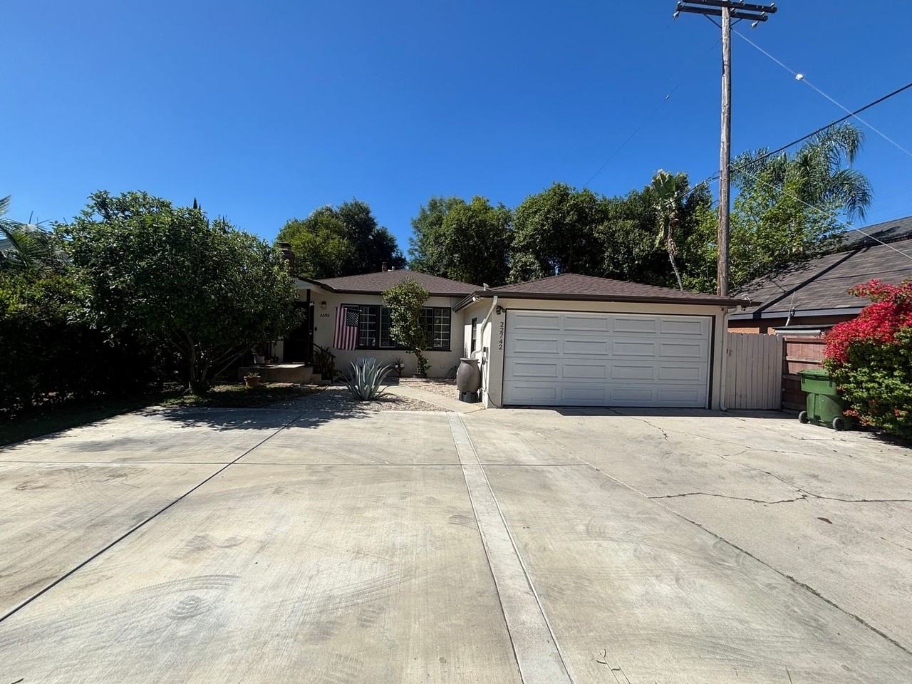 22742 Burbank Blvd - Photo 2 of 12