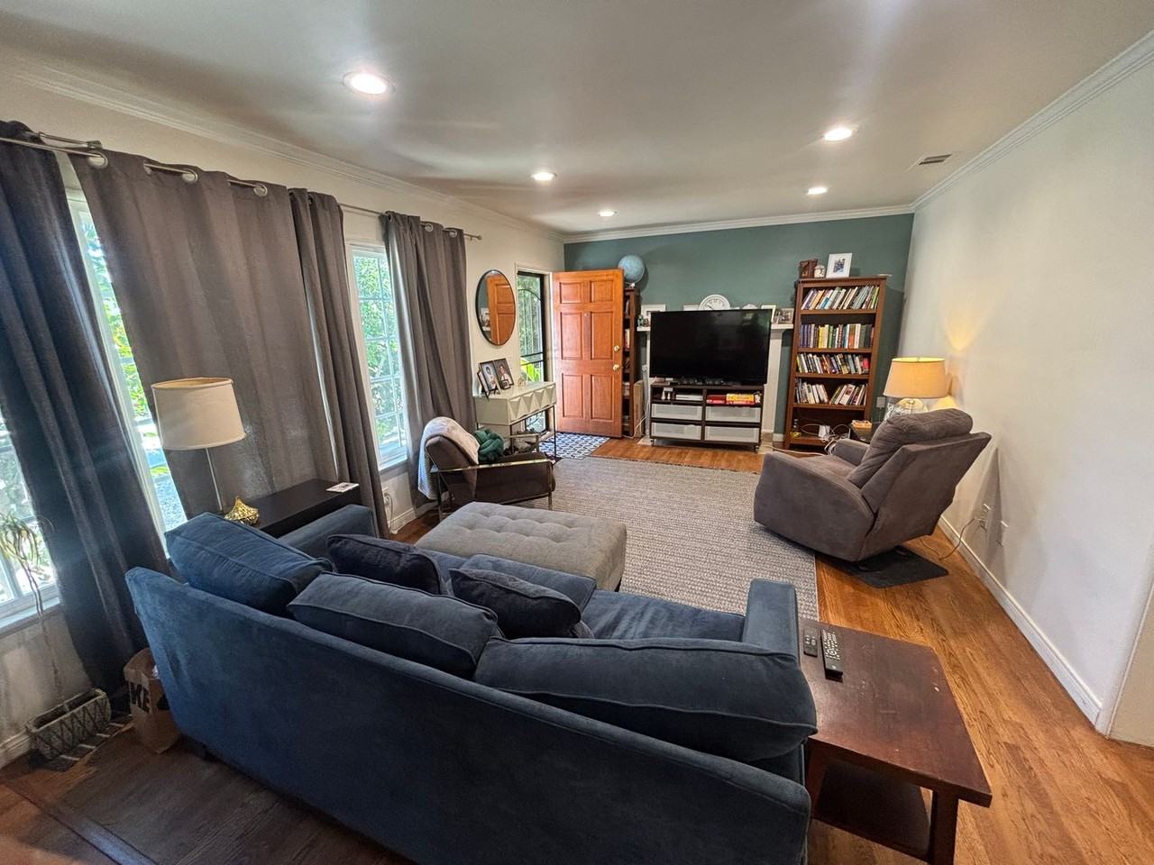 22742 Burbank Blvd - Photo 3 of 12