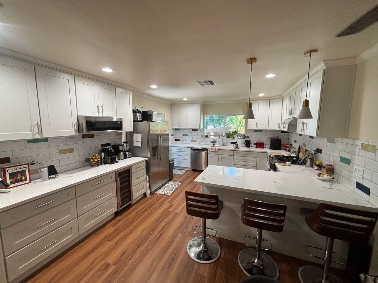 22742 Burbank Blvd - Photo 4 of 12