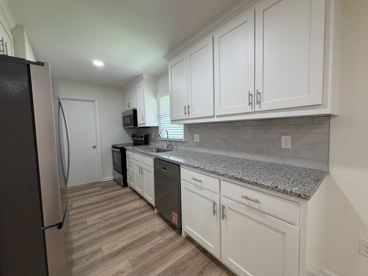 1111 Eaglewood Dr - Photo 2 of 12