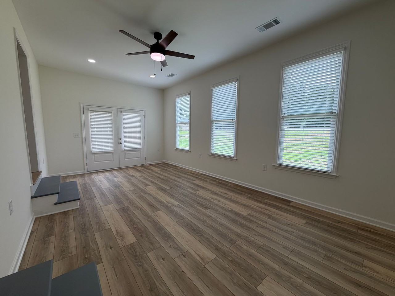 1111 Eaglewood Dr - Photo 4 of 12