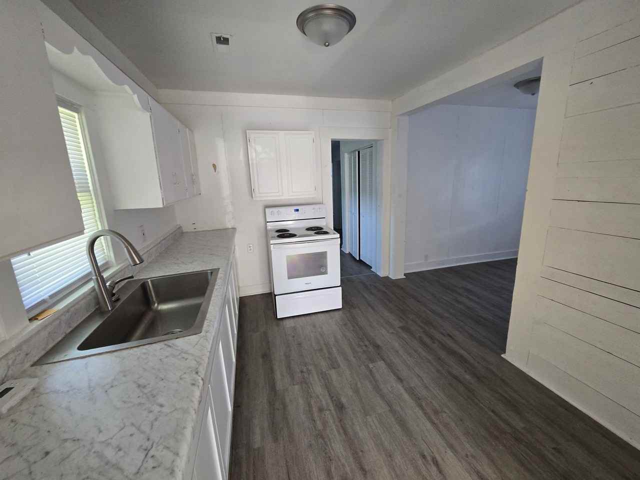 539 Ne Lake St - Photo 2 of 11