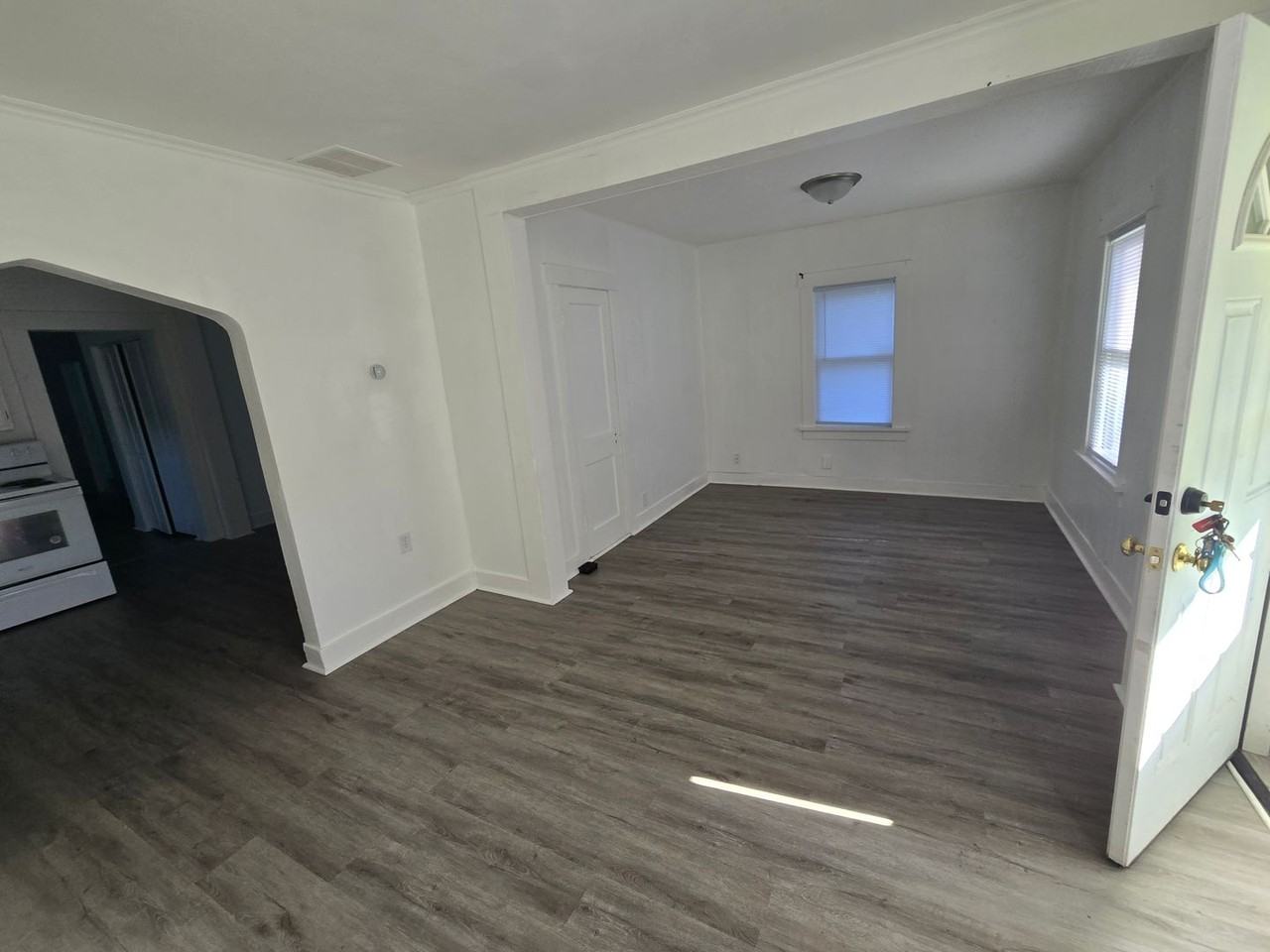 539 Ne Lake St - Photo 3 of 11