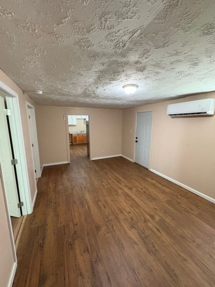 1906 Russell Ave - Photo 3 of 10