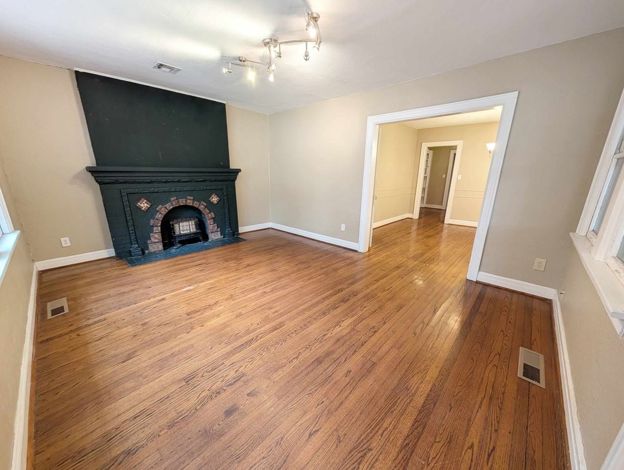 2207 Nw 19th St - Photo 3 of 18