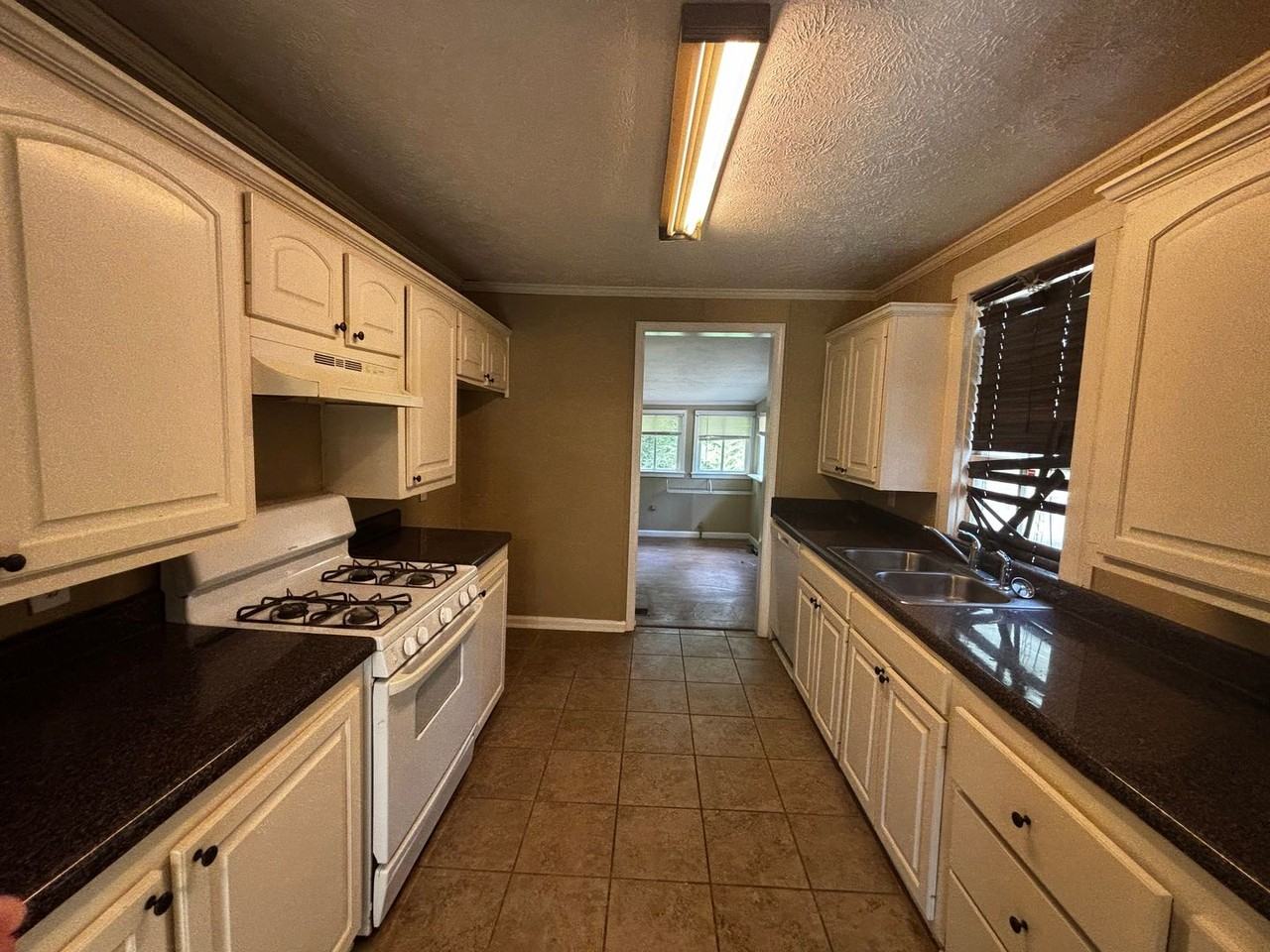 811 S College St - Photo 4 of 11