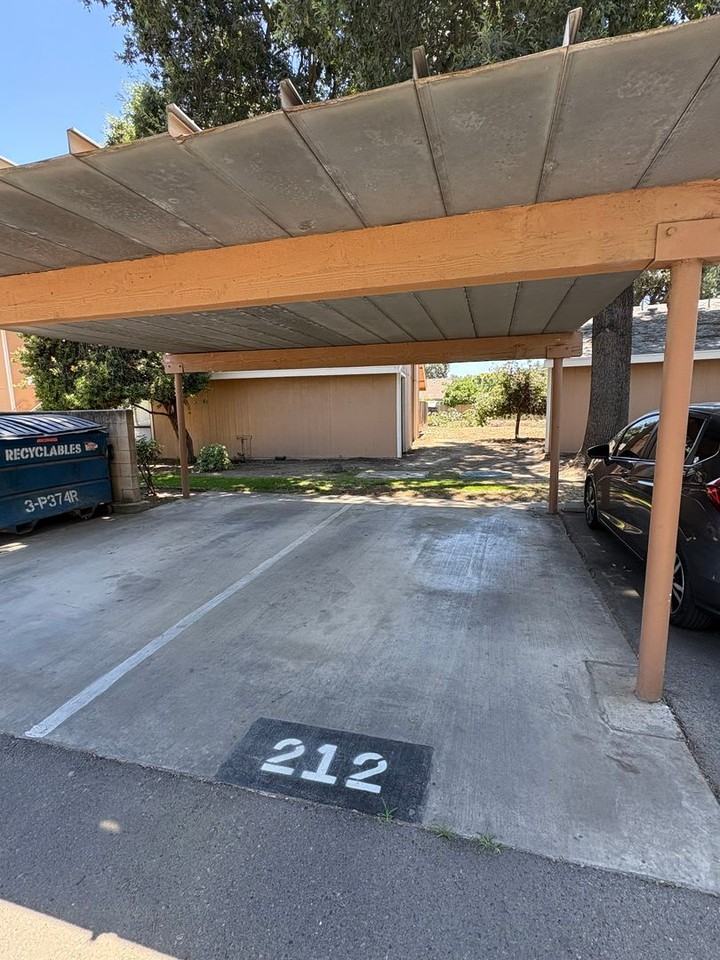 212 N Crenshaw St - Photo 4 of 24