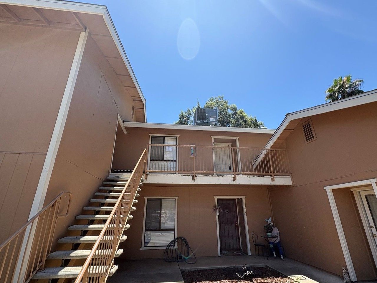 212 N Crenshaw St - Photo 5 of 24