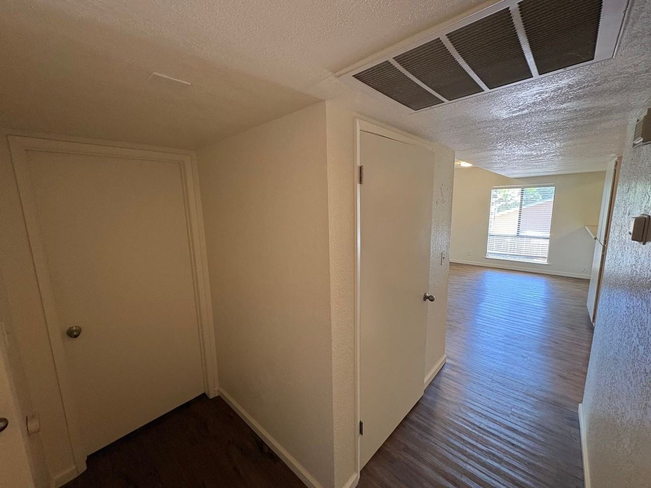 212 N Crenshaw St - Photo 7 of 24