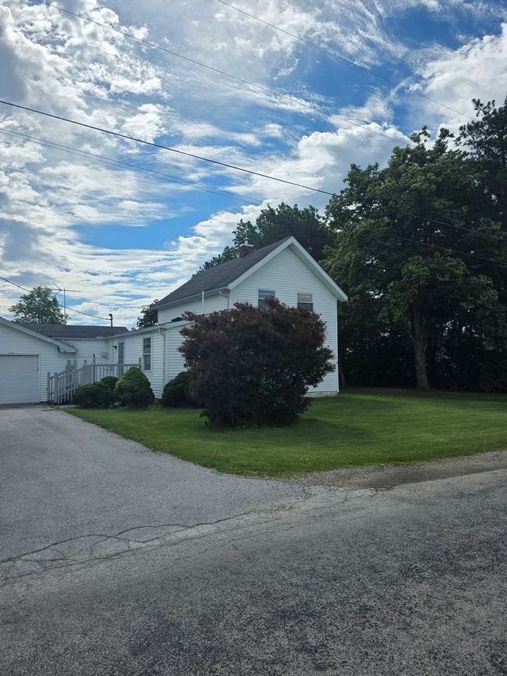6172 Loe Rd - Photo 3 of 40