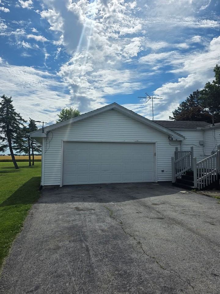 6172 Loe Rd - Photo 4 of 40