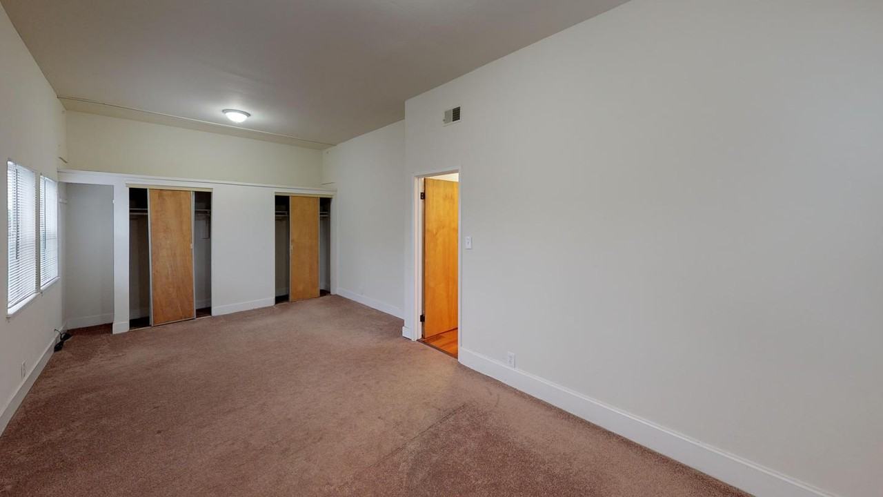 Vibrant Oak Center townhome near BART - Photo 7 of 13