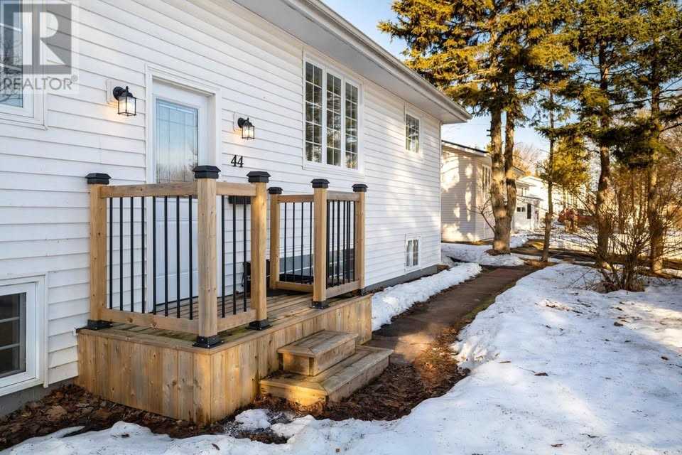 44 Westcomb Cres Uppr Level - Photo 2 of 18