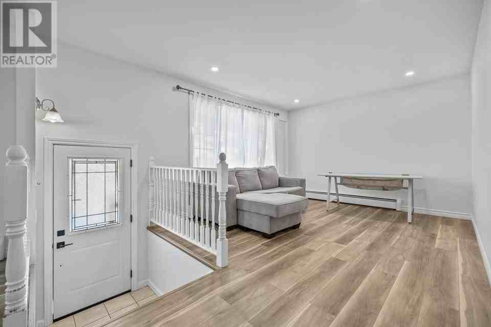 44 Westcomb Cres Uppr Level - Photo 3 of 18