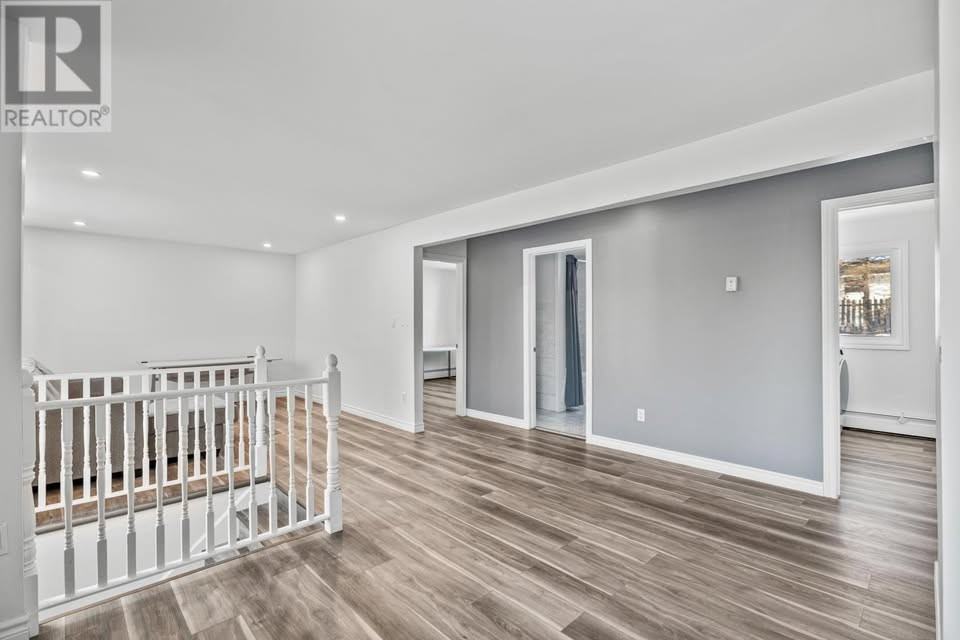 44 Westcomb Cres Uppr Level - Photo 4 of 18