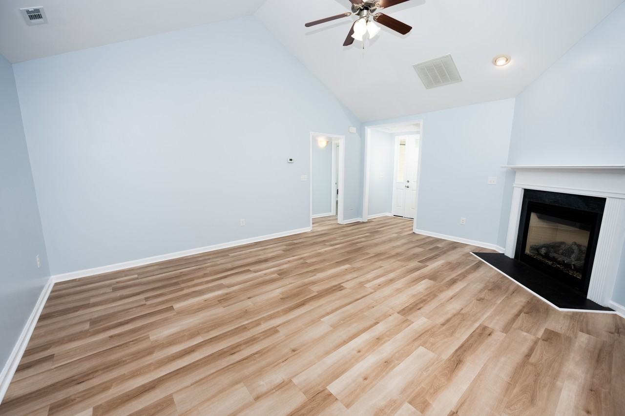 100 Lakeside Green Dr #1 - Photo 7 of 19