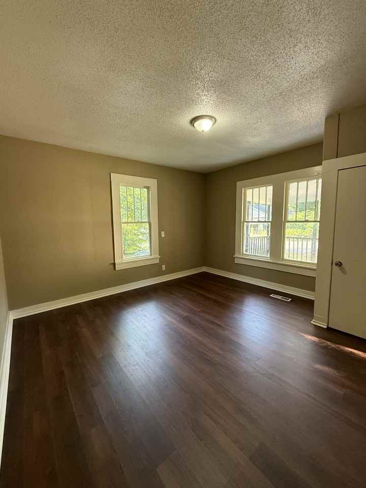 109 Oak Ave #1 - Photo 4 of 8