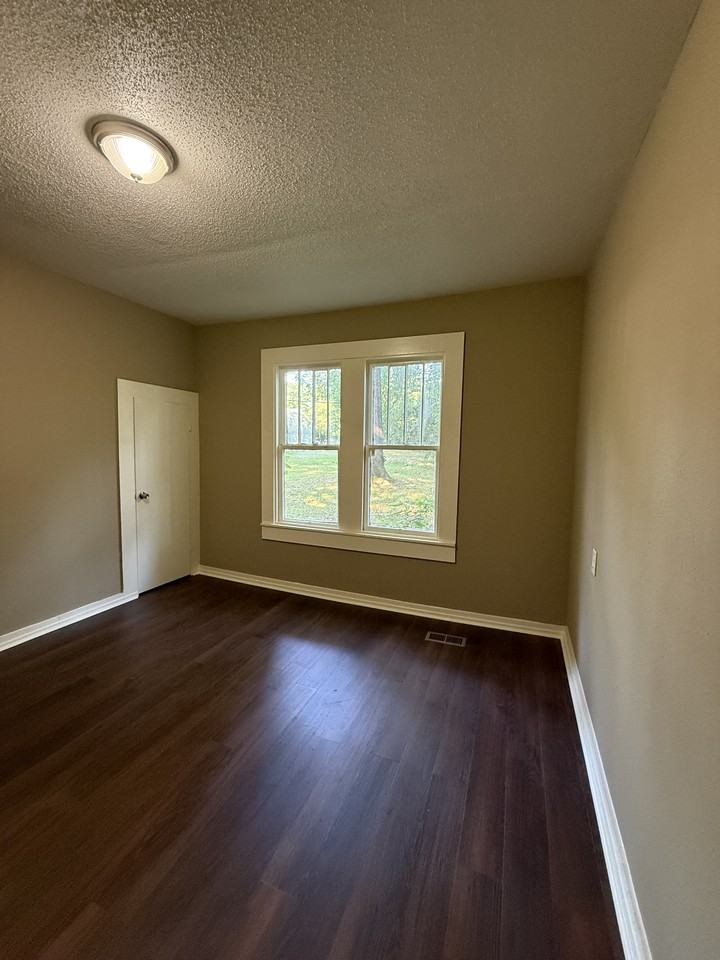 109 Oak Ave #1 - Photo 5 of 8