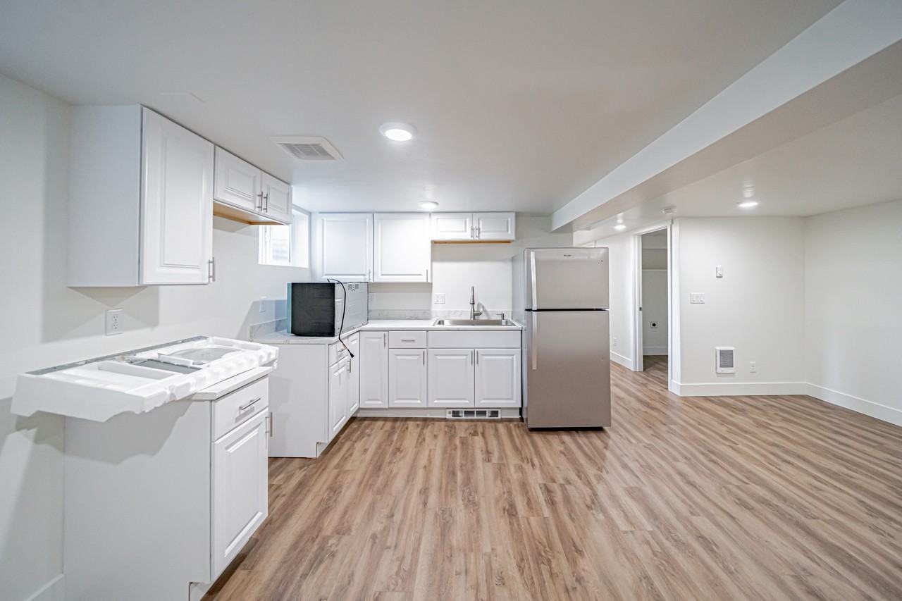 303 W 20th St Bsmt 1