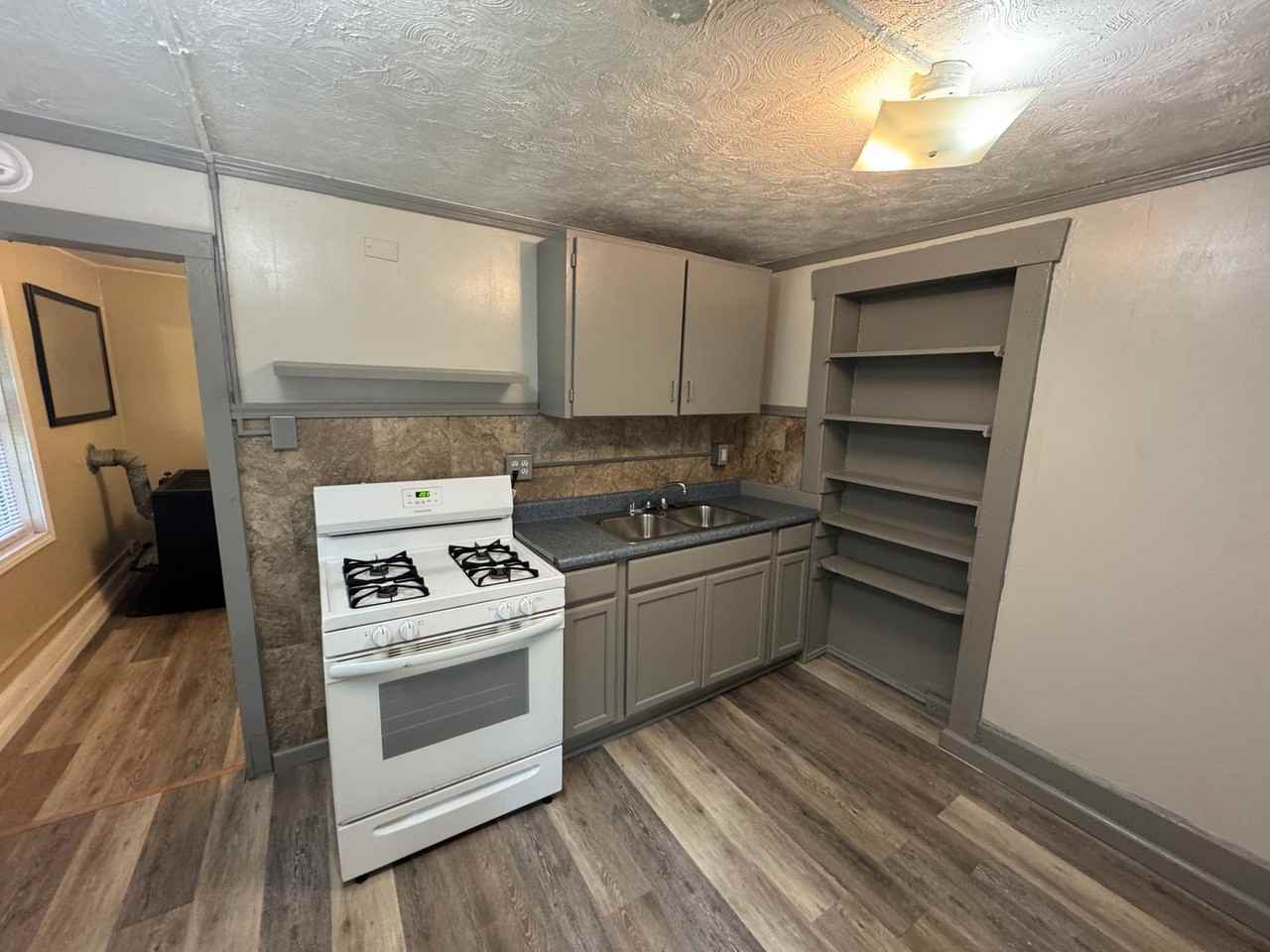 420-422 Pennsylvania Ave - Photo 3 of 27
