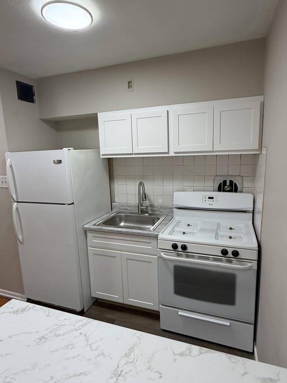 3601 Holly Hills Blvd Apt 19 - Photo 4 of 14