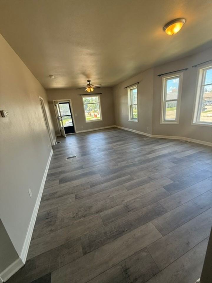 2424 50th St - Photo 2 of 11