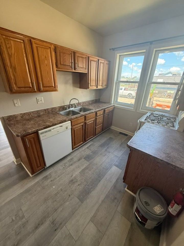 2424 50th St - Photo 6 of 11