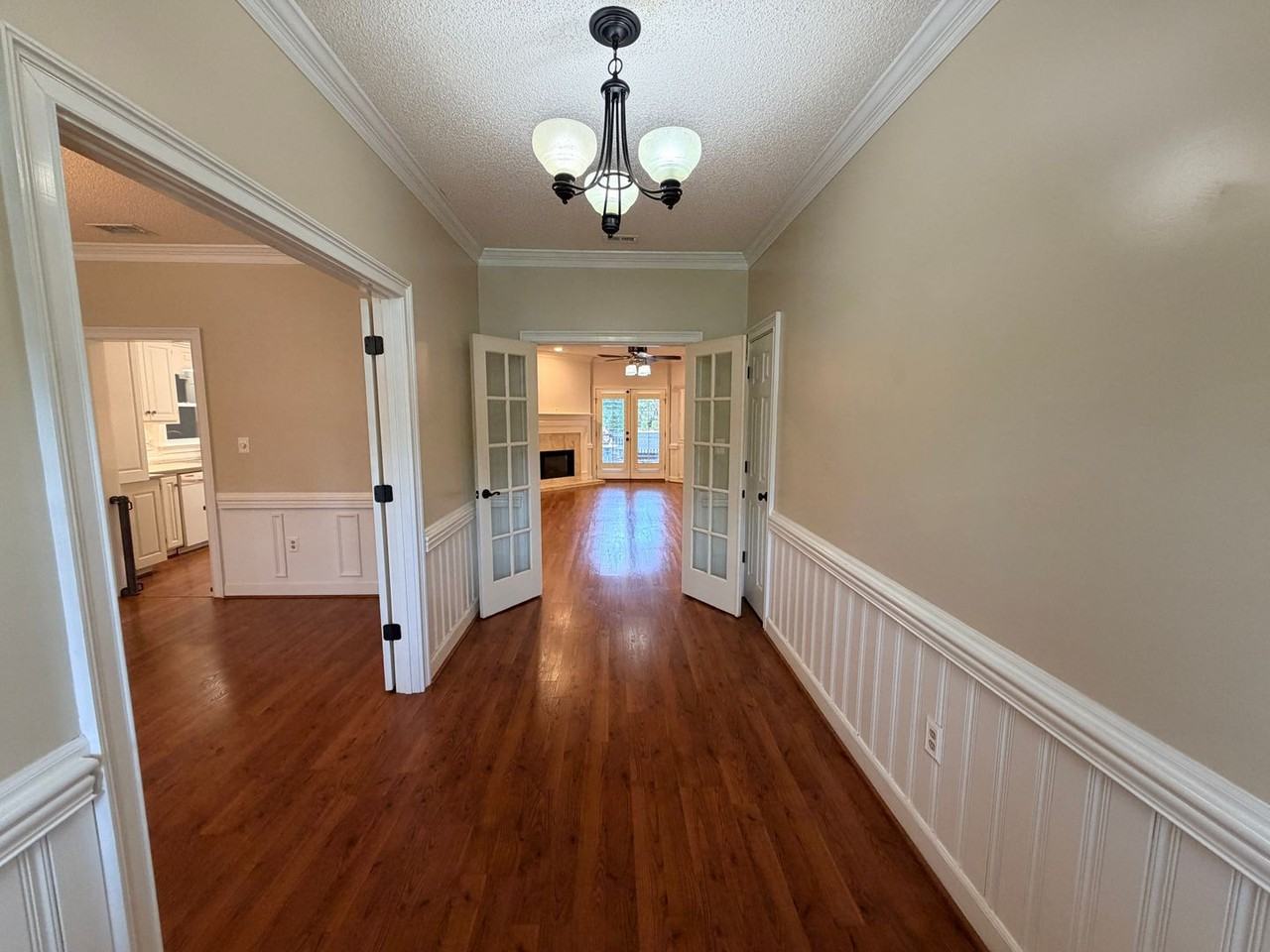 1009 Williamsburg Dr - Photo 2 of 50