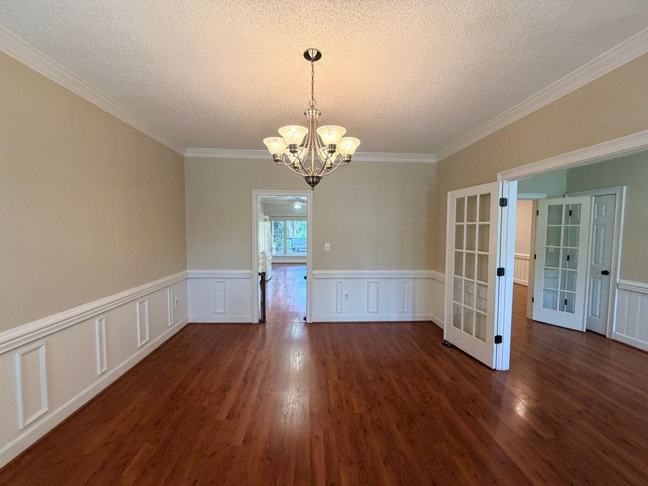 1009 Williamsburg Dr - Photo 4 of 50