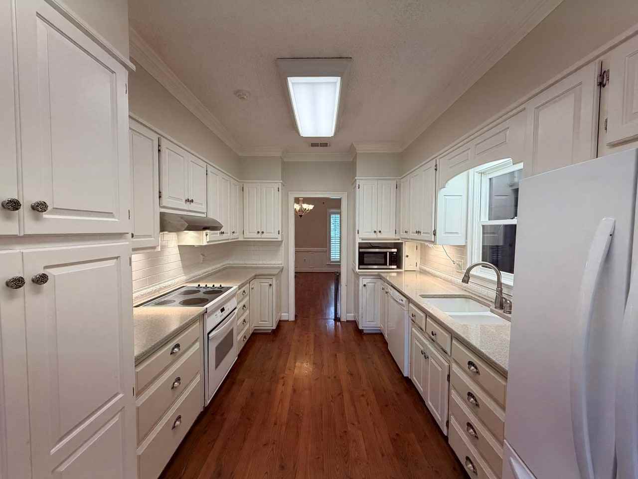 1009 Williamsburg Dr - Photo 7 of 50