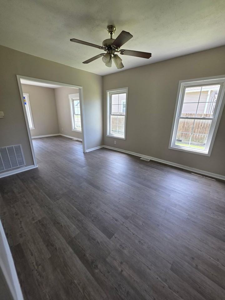1304 25th St - Photo 6 of 20