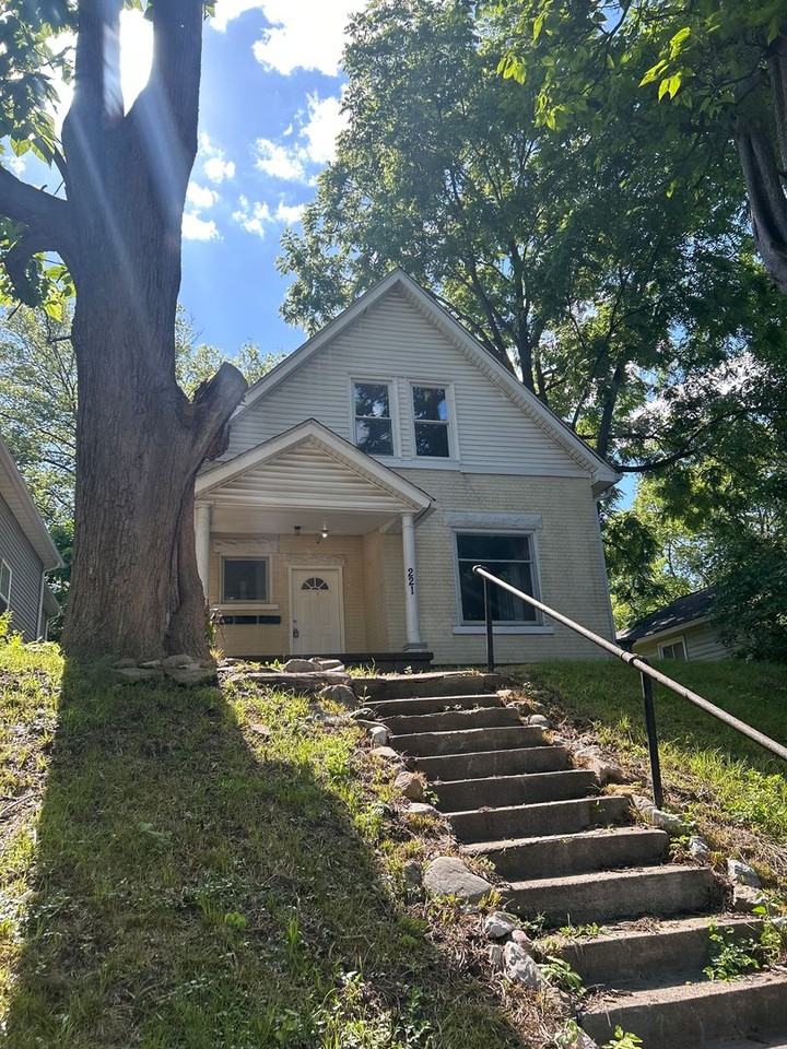 221 Vance St - Photo 3 of 16