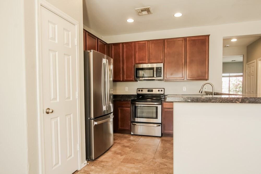 7907 S 50th Ln - Photo 7 of 17