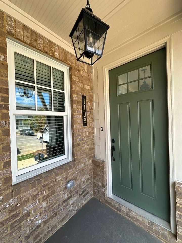 1108 Windsor Sq - Photo 2 of 25