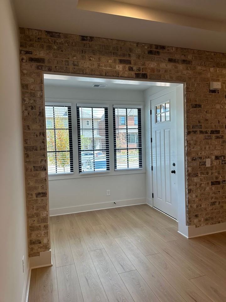 1108 Windsor Sq - Photo 3 of 25