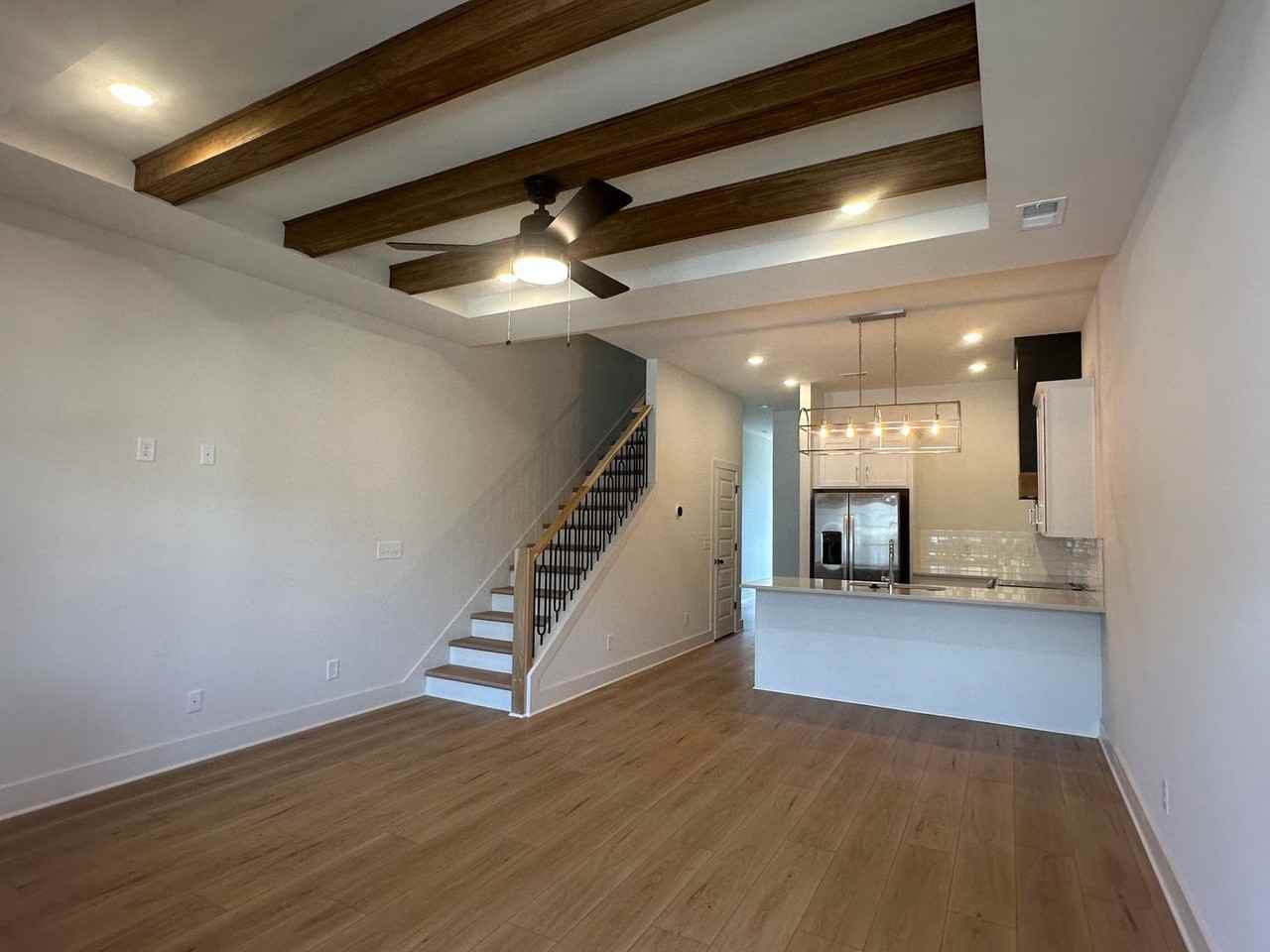 1108 Windsor Sq - Photo 4 of 25