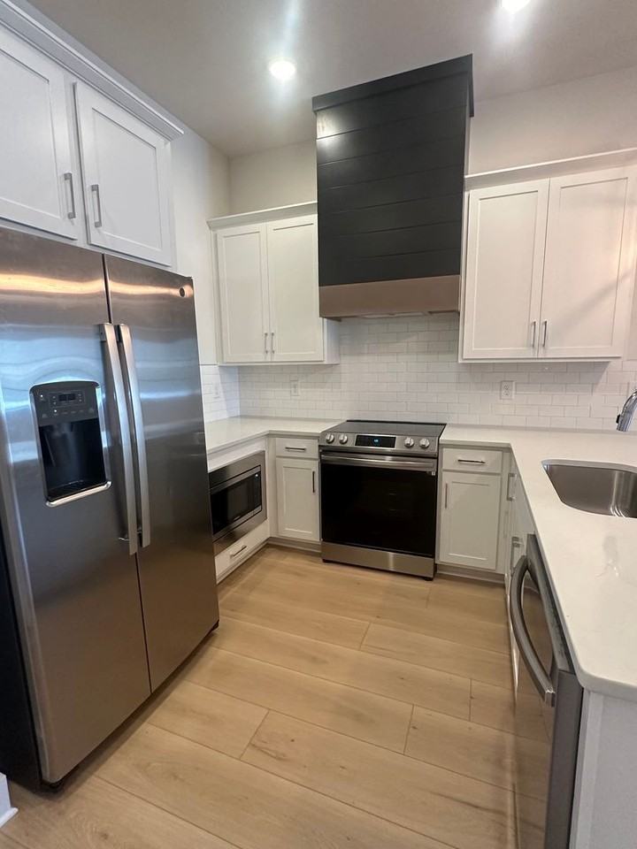 1108 Windsor Sq - Photo 6 of 25