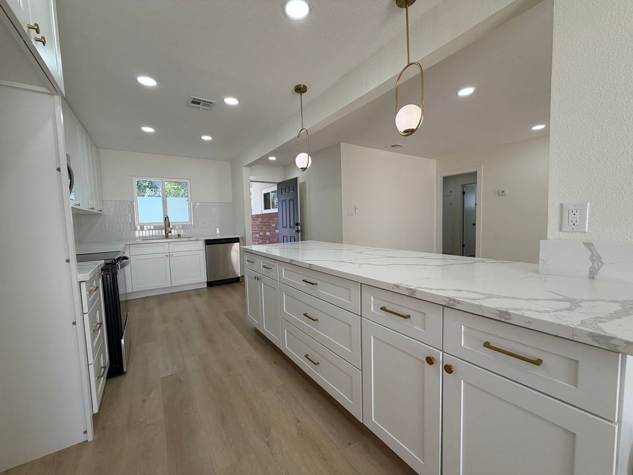 1317 Pyramid Dr - Photo 5 of 30